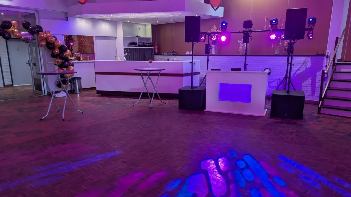 De professionele witte drive-in show van Crazy4Sound met paarse verlichting, opgebouwd voor een feest in Buurtcentrum Limbrichterveld, Geleen