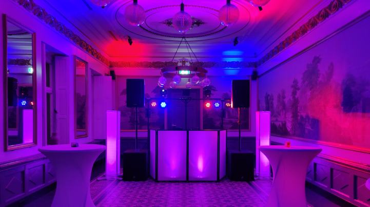 Complete Nightshift DJ-show met sfeervolle paarse en rode verlichting opgesteld in de historische Fumoir-zaal van Kasteel Vaeshartelt, Maastricht