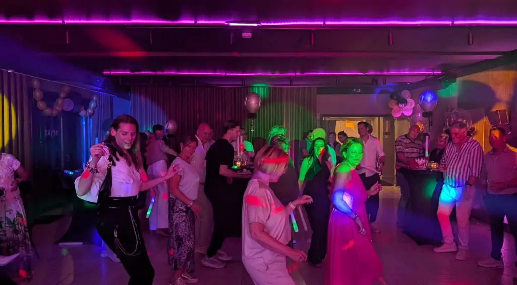 Energieke dansvloer met gasten en sfeerverlichting bij een verjaardagsfeest van Nightshift Entertainment in M'ART Heer